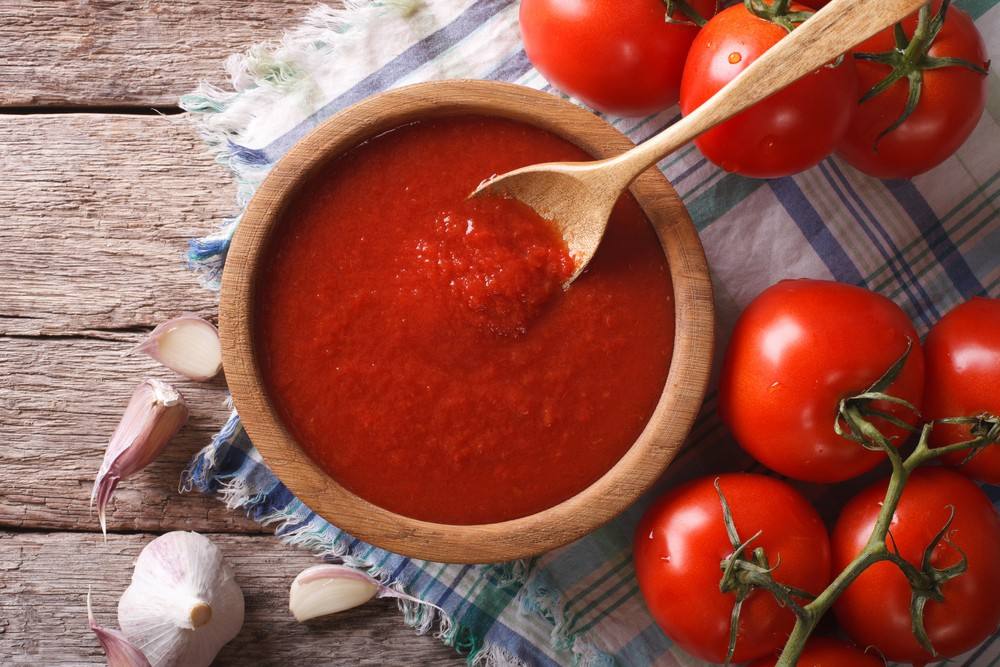 زي الجاهزة بالظبط اعملي صلصة الطماطم الشهية بمكونات بسيطة وبأقل تكلفة لحين استخدامها
