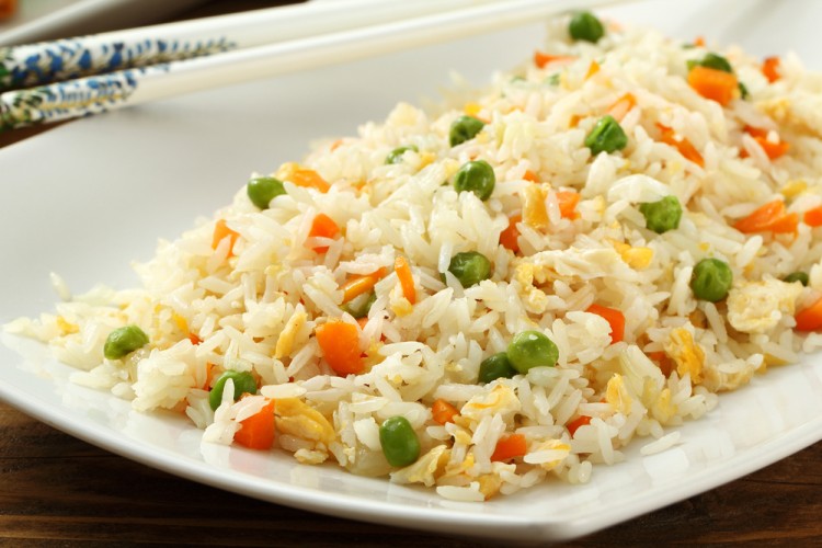 الأرز الصيني المقلي مثل المطاعم