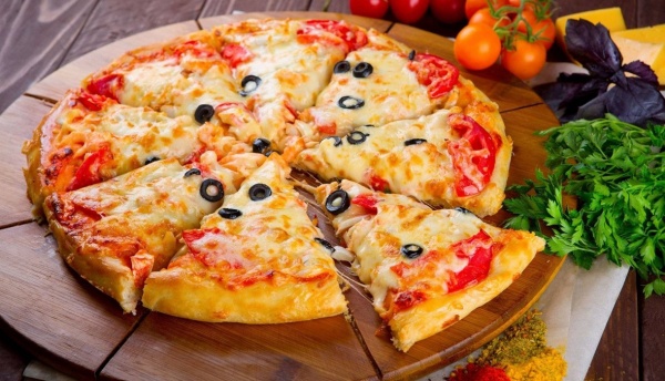 طريقة عمل البيتزا من الصفر بمكونات موجودة في بيتك
