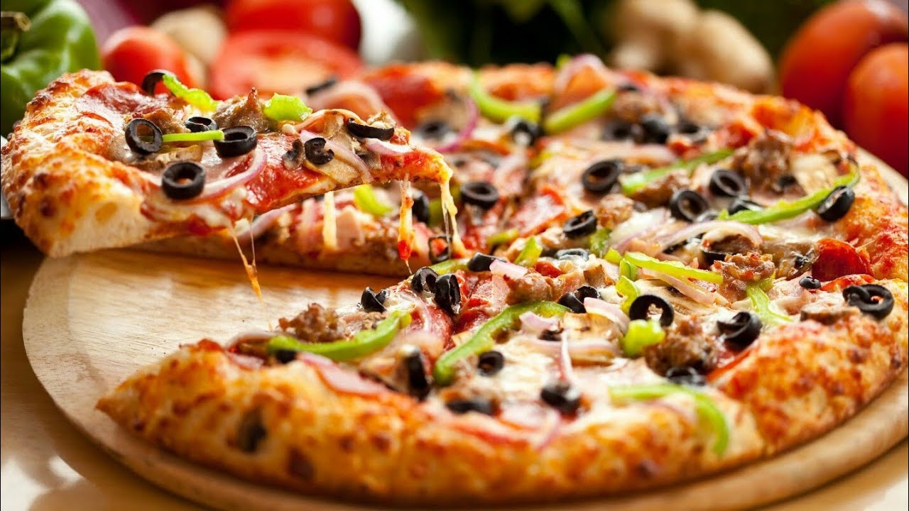 سريعة وهشة وقطنية.. طريقة عمل عجينة البيتزا الأصلية الإيطالية مثل المطاعم وودعي بيتزا الأمهات