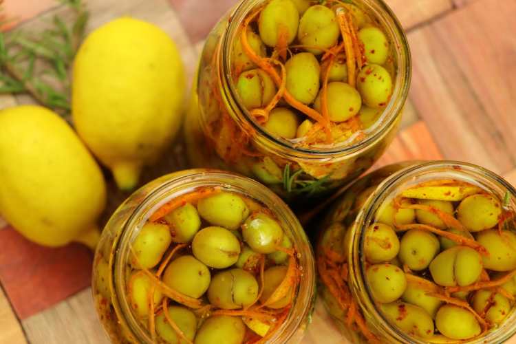 مكونات عمل مخلل الزيتون الأخضر اللذيذ