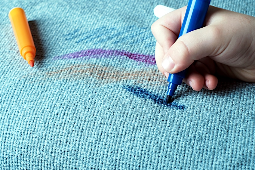 كيفية إزالة قلم السبورة من الملابس والأثاث بطريقة فعالة