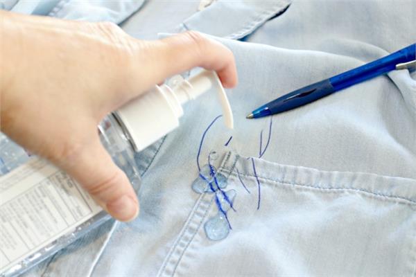 مع دخول المدارس تعرفي على طريقة سحرية للتخلص من بقع الحبر على الملابس