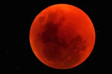 القمر الدموي