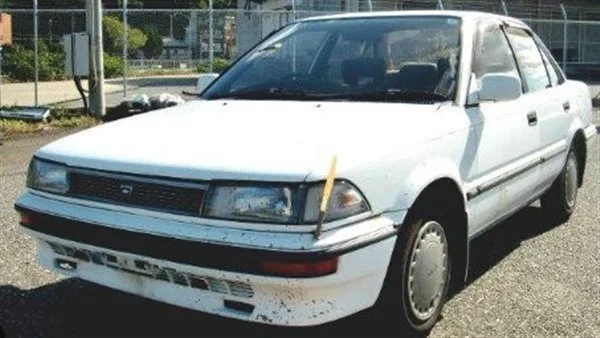 سيارة تويوتا كورولا موديل 1987
