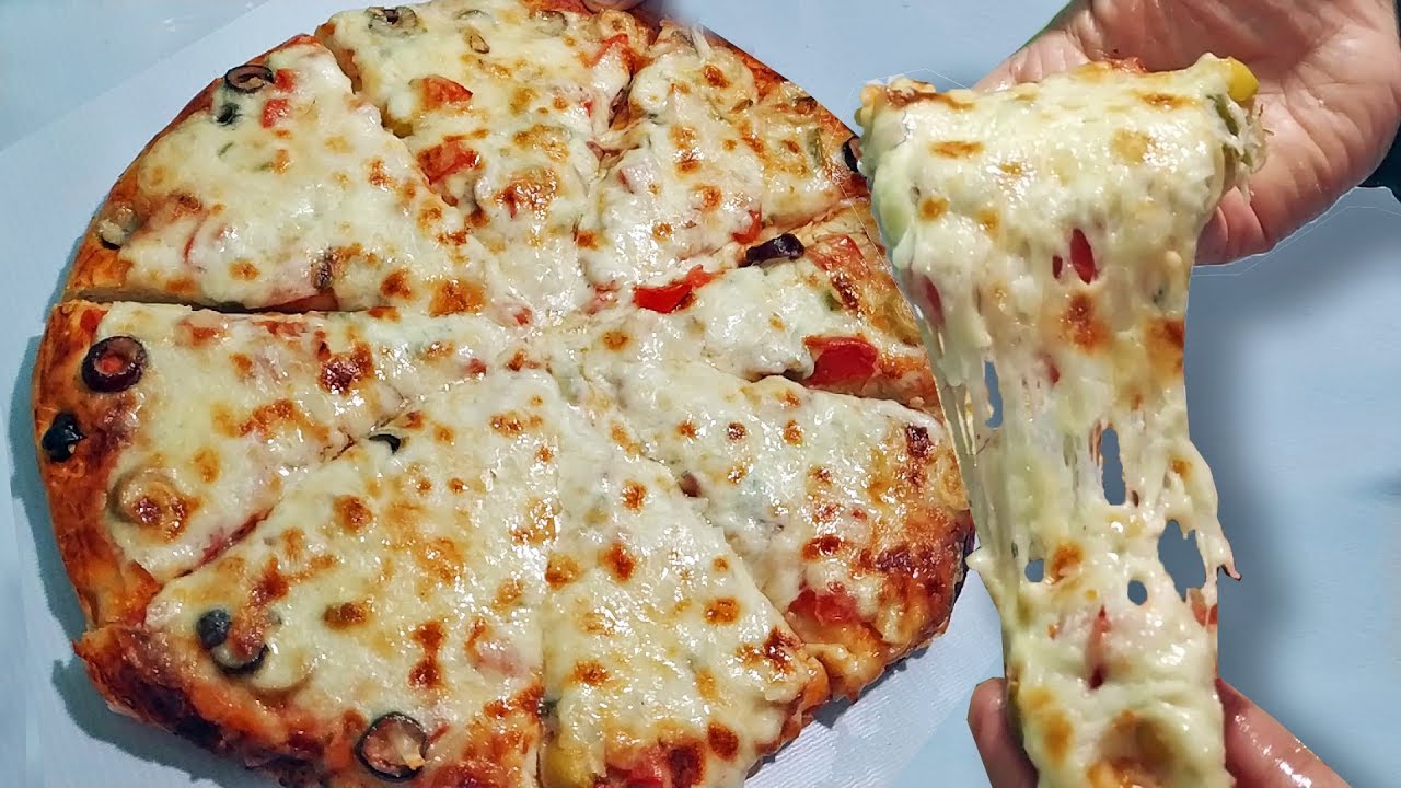 البيتزا الإيطالية الأصل بالصوص والجبن والخضروات