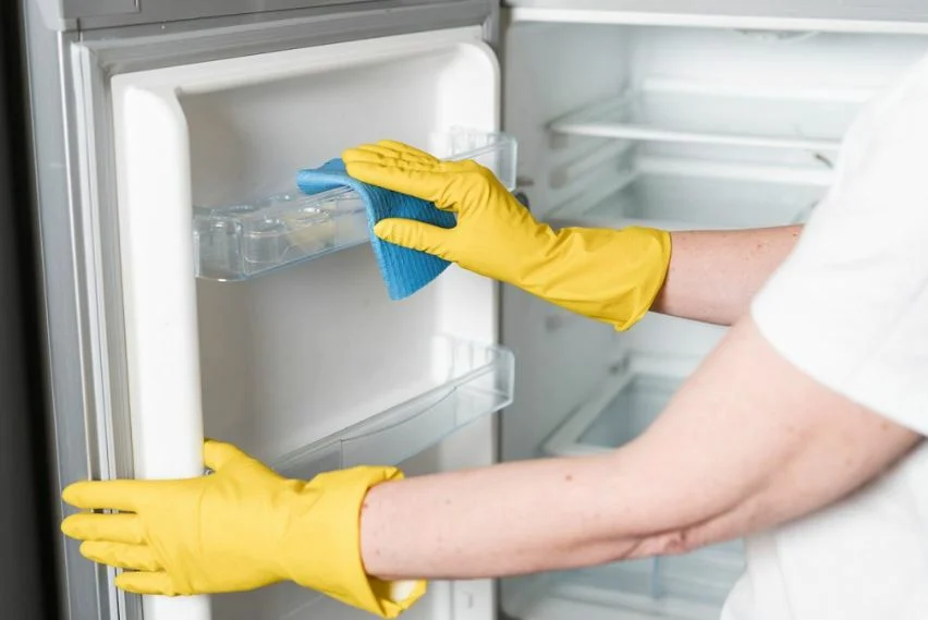 طريقة تنظيف الثلاجة من الاصفرار وهل الكلور فعال في إزالته والتخلص من الروائح الكريهة