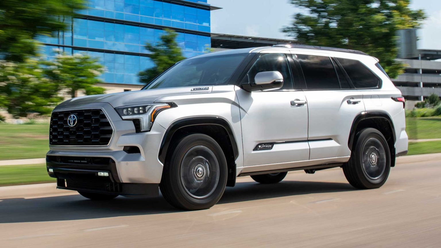 كم سعر تويوتا سيكويا 2023 Toyota Sequoia سيارة الدفع الرباعي الفاخرة