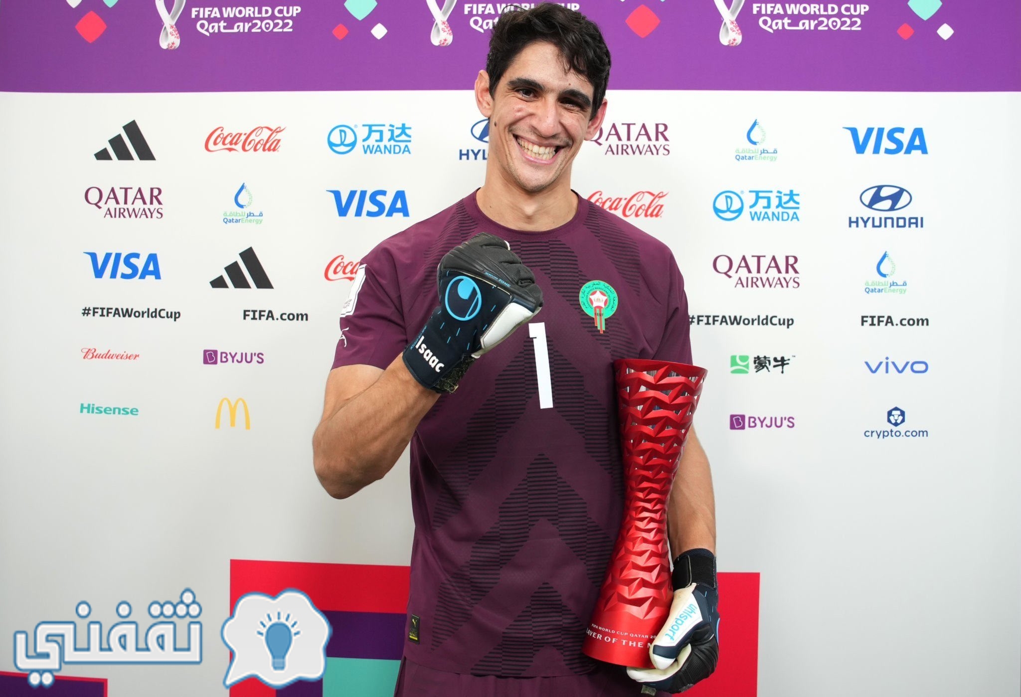 تتويج الحارس المغربي ياسين بونو بجائزة رجل مباراة المغرب وإسبانيا في مونديال قطر 2022