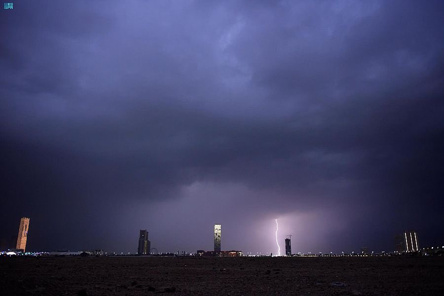 أمطار جدة بالفيديو.. وإليكم بيان يوضح حالة طقس المملكة العربية السعودية اليوم الجمعة