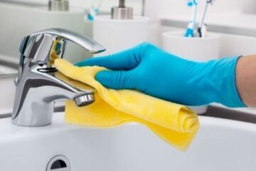 بمسحة واحدة طريقة تنظيف وتلميع حنفيات الحمام والمطبخ وإزالة الجير والصدأ بسهولة