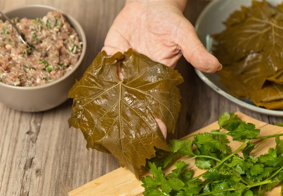 من إن النهارده هتكوني أستاذة فى ورق العنب... طريقة حشو ولف ورق العنب باحترافيه من غير ما يلزق أو يفك منك روعه