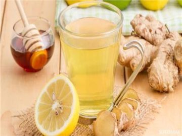 فوائد شرب الزنجبيل مع الليمون على الريق كثيرة منها تحسين التركيز والهضم