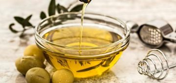 أضرار زيت الزيتون على الريق توقف عنه فورا لهذه الأسباب