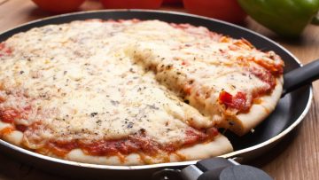 طريقة عمل بيتزا المقلاة الشهية والسريعة بطعم إيطالي أصلي مميز