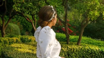 تألقي بشعرٍ لامع وجميل في يوم زفافك: دليل العناية بشعر العروس والروتين الضروري