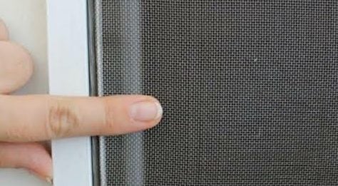 سلك الشباك هيبقي بيبرق مع الطريقة السحرية للتنظيف في أقل وقت ومن غير مجهود