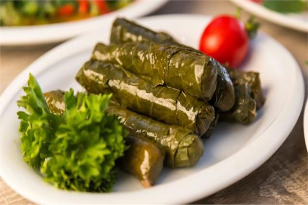 هتخلصي 5 كيلو ورق عنب في دقائق معدودة… فقط استخدمي مشط الشعر والنتيجة هتبهرك
