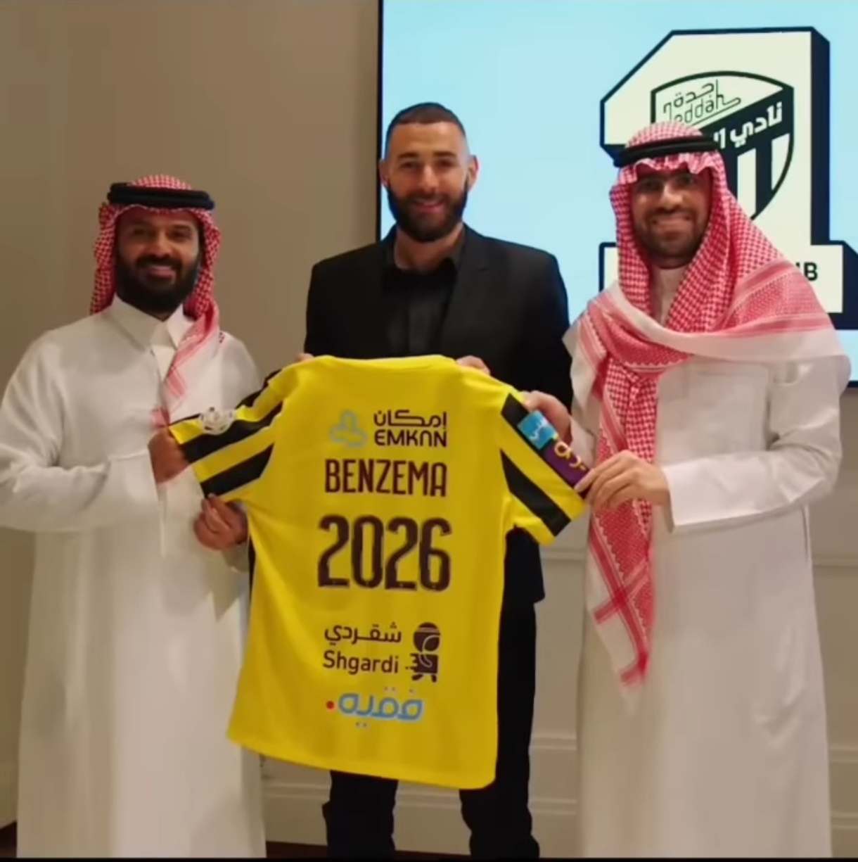توقيع كريم بنزيما مع نادي الاتحاد