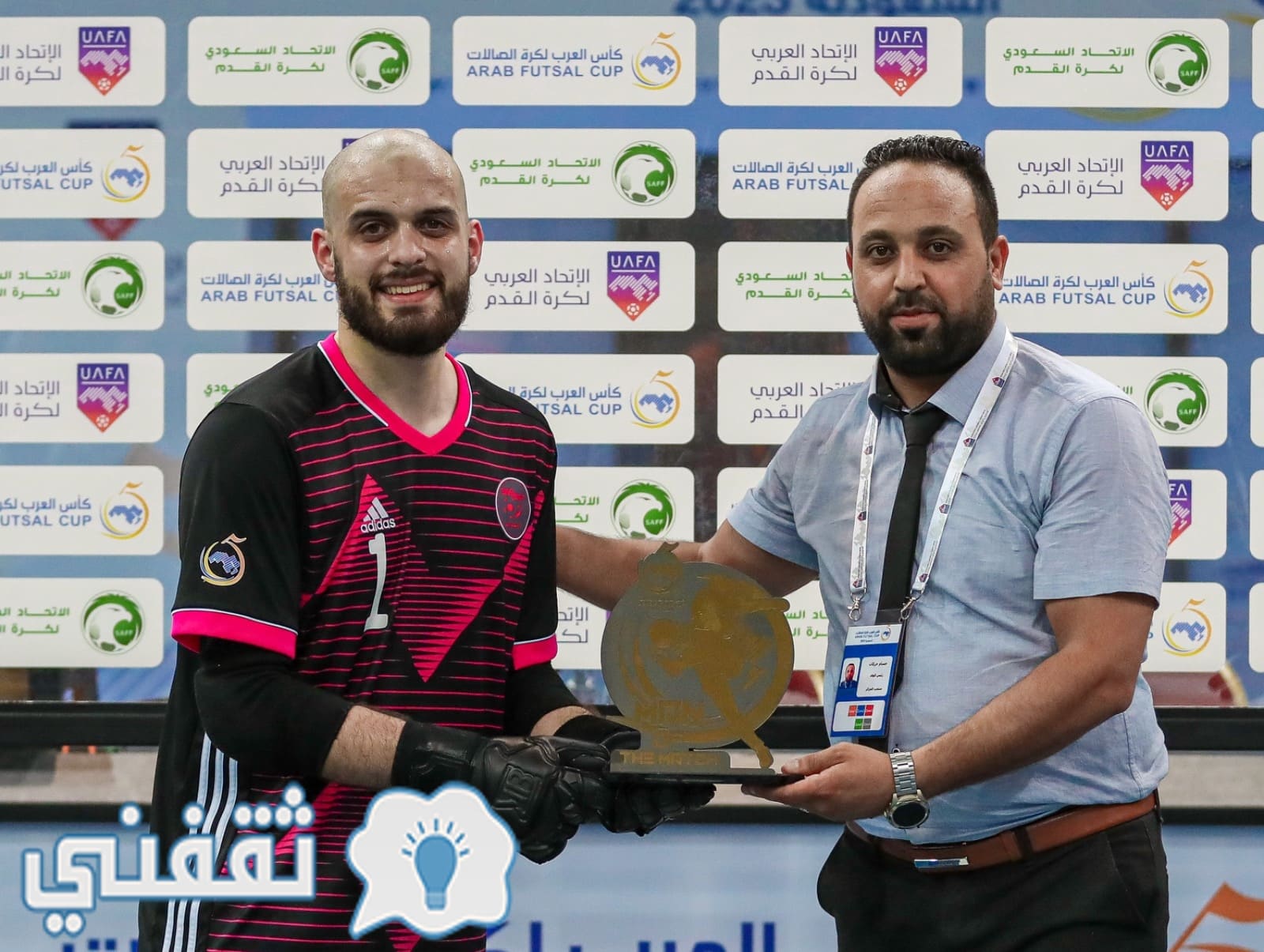 فوز الحارس الجزائري سمير طفاف بجائزة أفضل لاعب في مباراة الجزائر والعراق