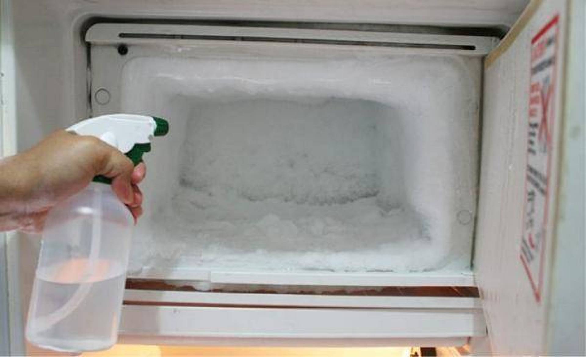 Вода на дне морозильной камеры