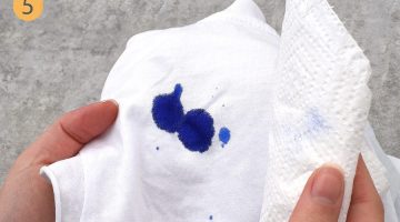 تنظيف الملابس البيضاء من البقع الزرقاء