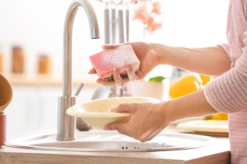 طريقة تنظيف اسفنجة المطبخ وتعقيمها وحافظي على صحة أسرتك