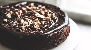 "حلوى لذيذة" طريقة عمل كيك الشوكولاتة باللوز المحمص في 30 دقيقة