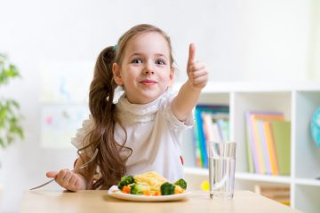 “مع دخول المدارس” كيف يمكن تشجيع الأطفال على تناول الغذاء الصحي؟