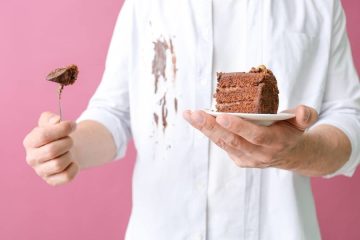 طريقة تنظيف الملابس من بقع الشكولاتة وإزالتها بكل سهولة