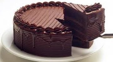 أحلى الحلويات.. طريقة عمل كيكة الشوكولاتة اللذيذة في المنزل بأقل التكاليف