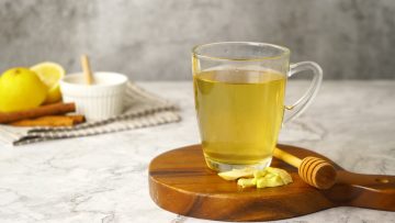 ما هي فوائد شرب الماء الدافئ بالعسل والليمون يوميا للجسم