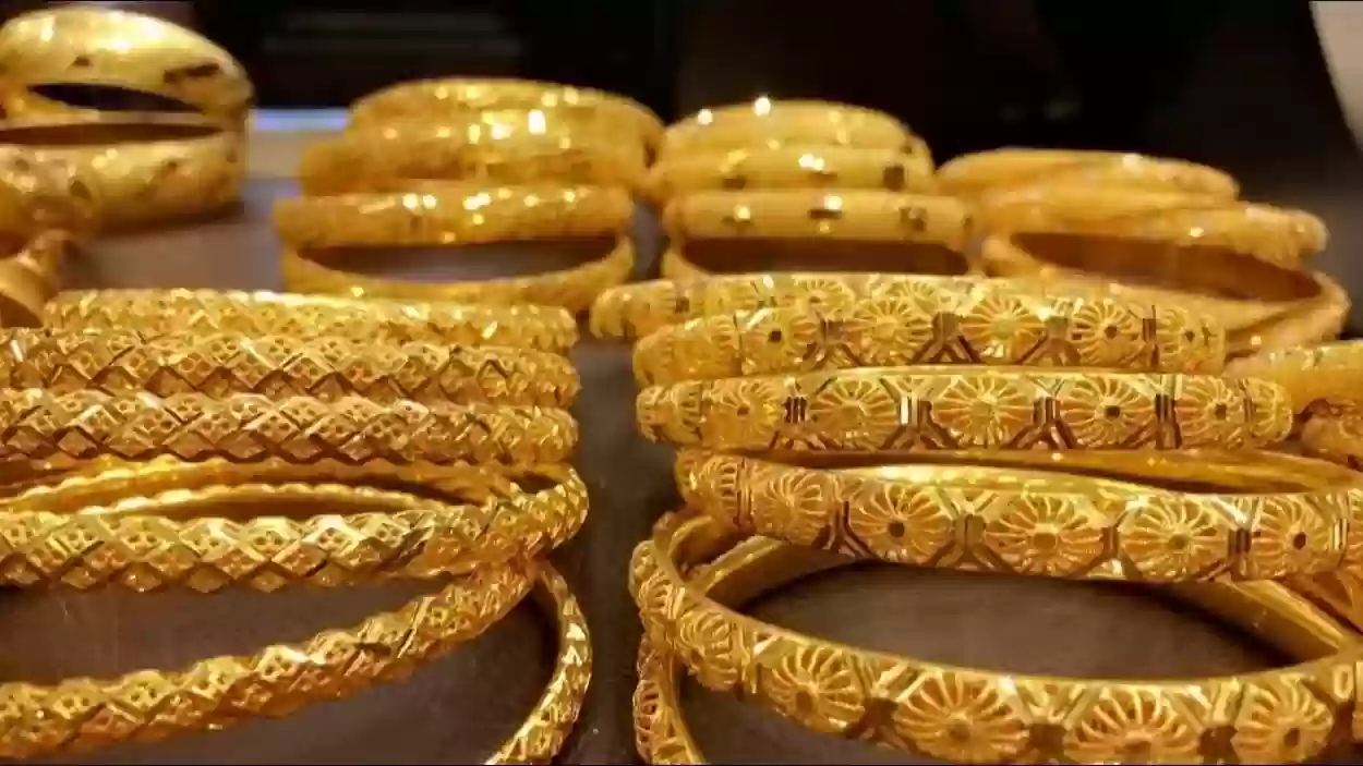 "قفزة جنونية للذهب" تشير إلى ارتفاع أسعار الذهب الذي حدث في مصر اليوم ونتيجة لذلك يرتفع اللون الأصفر إلى أعلى نقاطه "ليس هناك سقف للذهب."