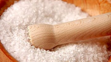 ما تاثير رش الملح الخشن في المنزل باستمرار؟